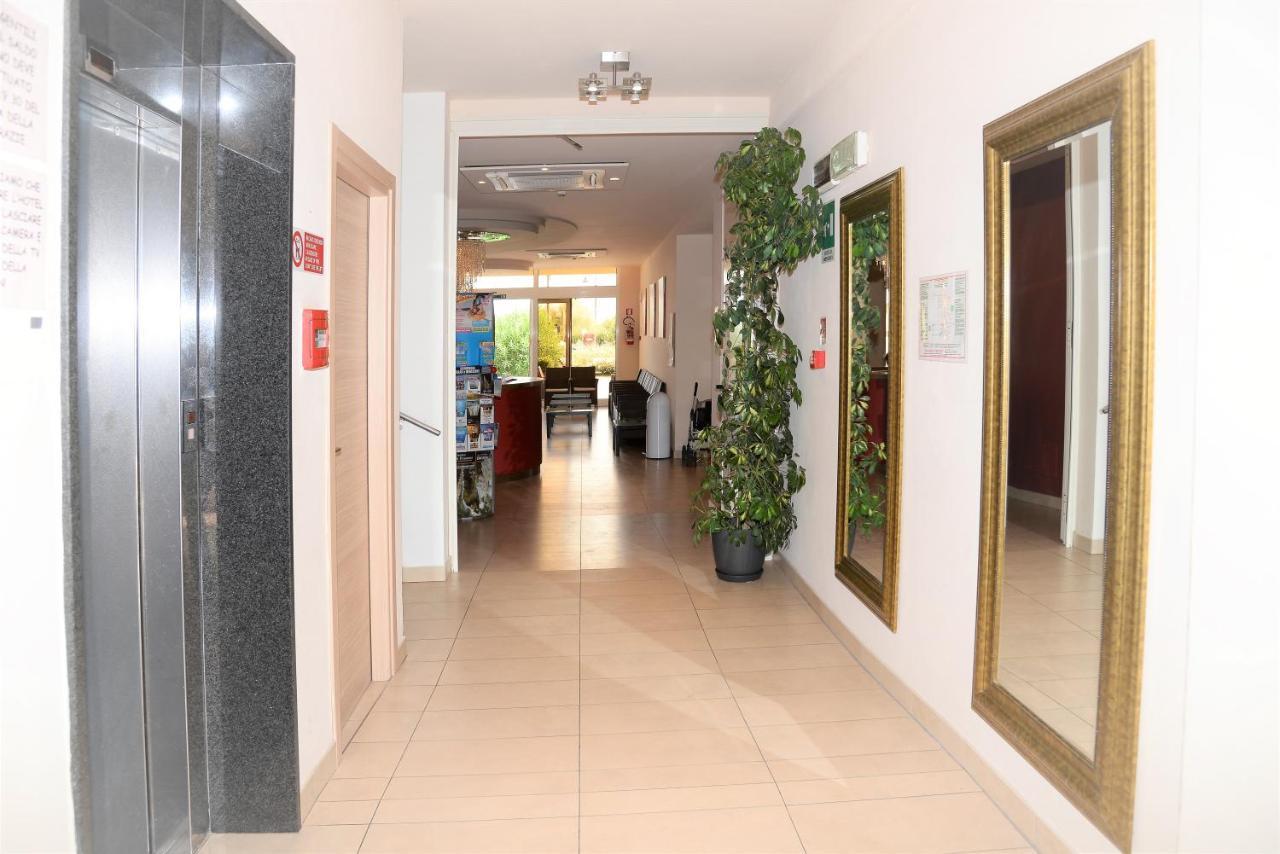 Hotel Cosmopol Чезенатіко Екстер'єр фото
